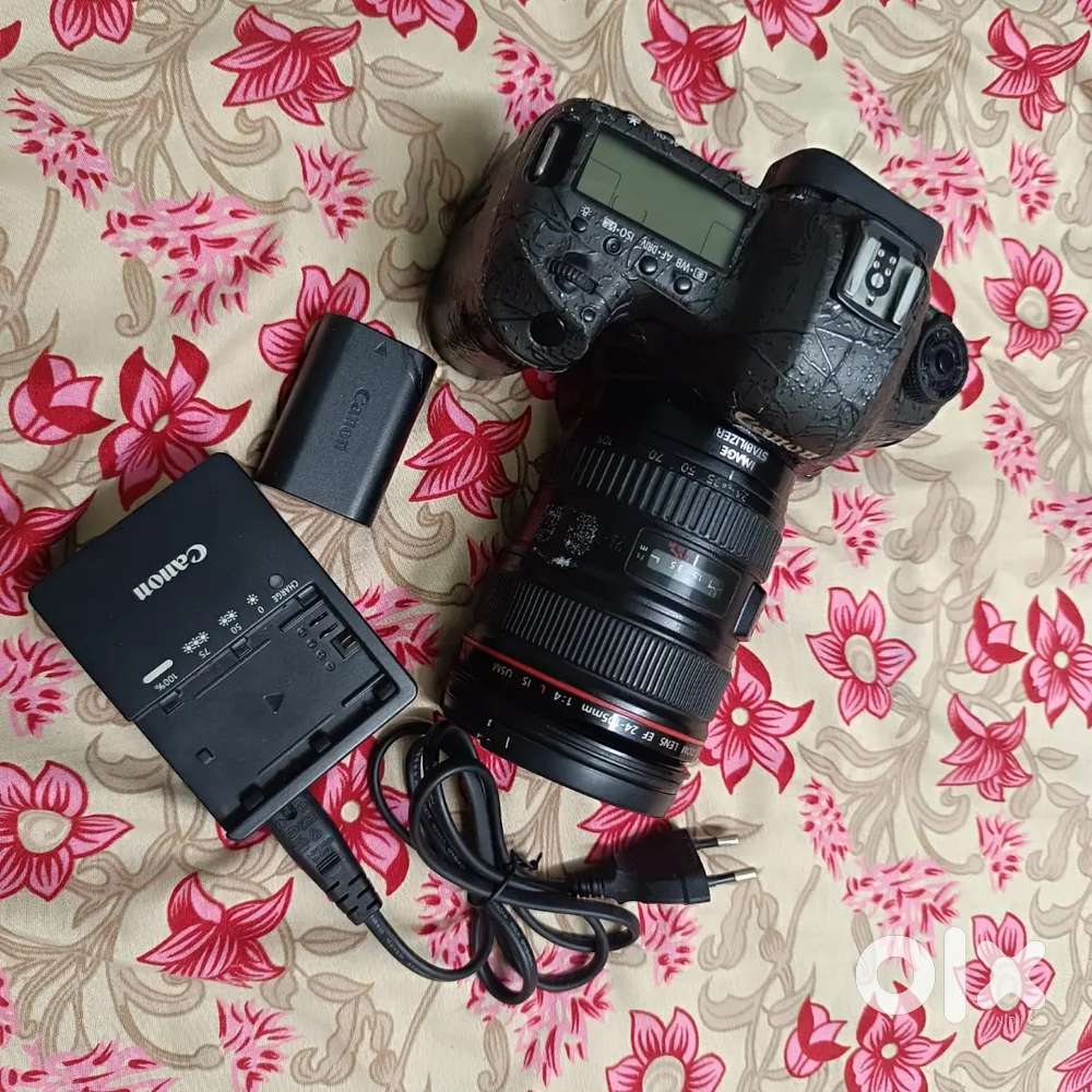 Canon 5d mark 3 with lens 24-105 charger battery