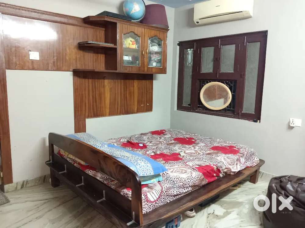 SINGLE AC ROOM FOR STUDENTS OR WORKING MENS, BED, WASHING MACHINE.