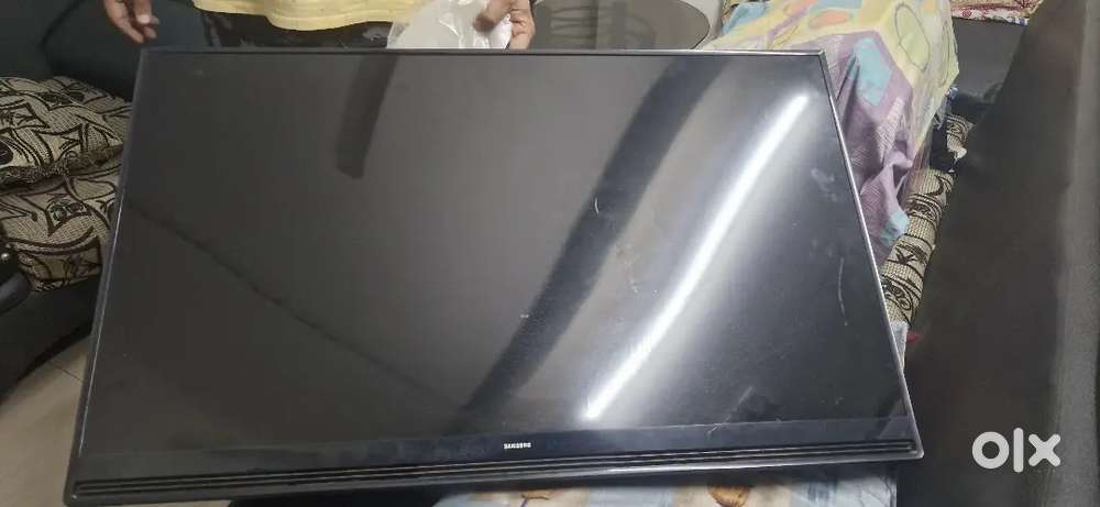 Samsung smart TV 43 inch ( screen cracked but in working condition)