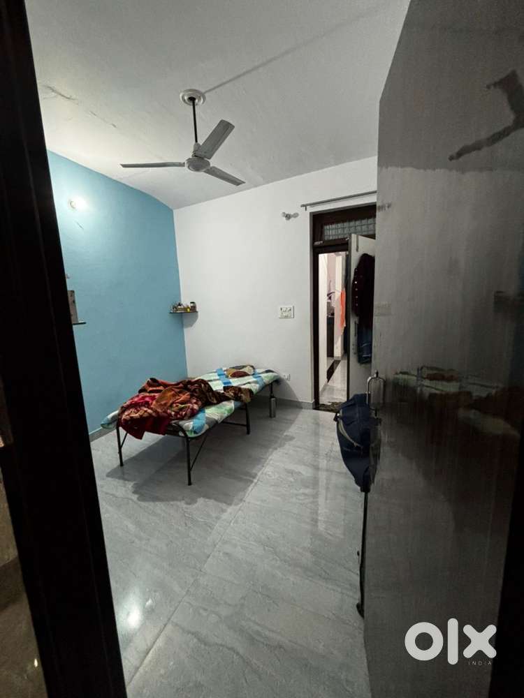 Require single female roommate