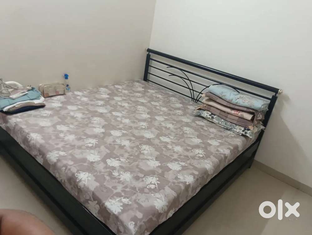 Metal bed black