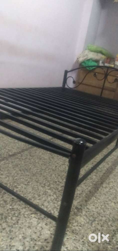Lokhandi palang bechna hai