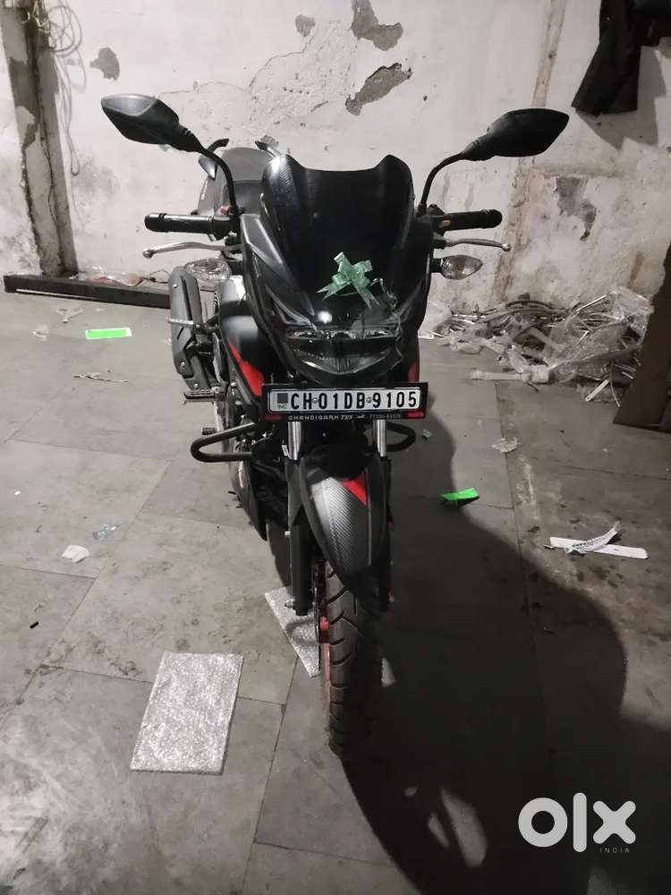 Apache rtr 160 matte black racing edition 2025