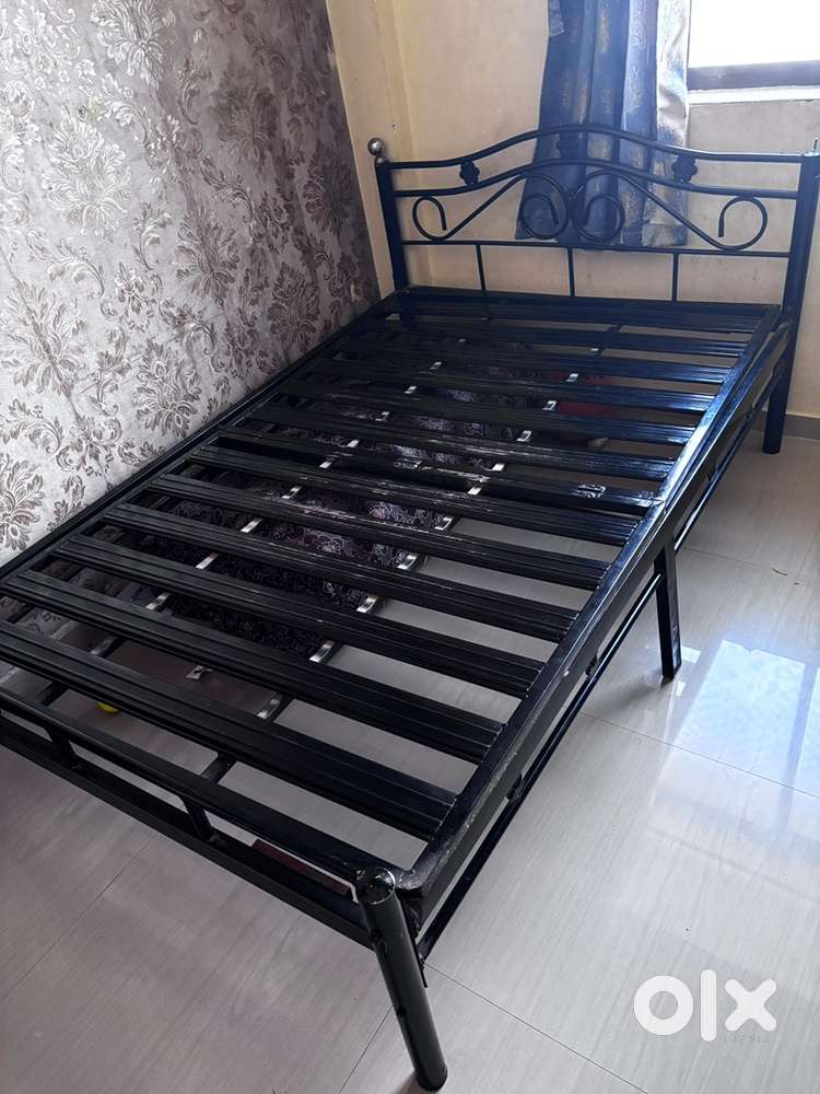 Metal cot foldable