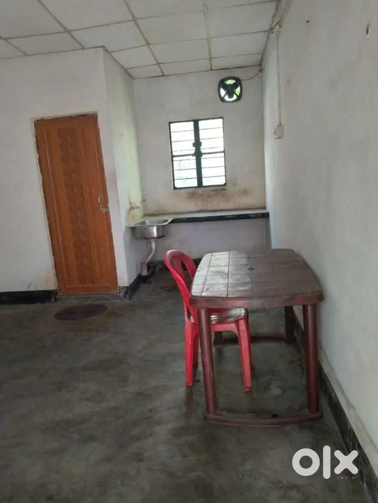 A single room, Zoo Tiniali, attached bath, 2 mnts walking distance..