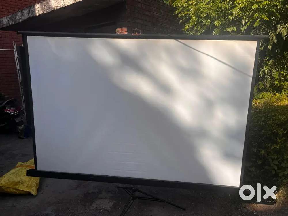 Tripod Projector Screen 110