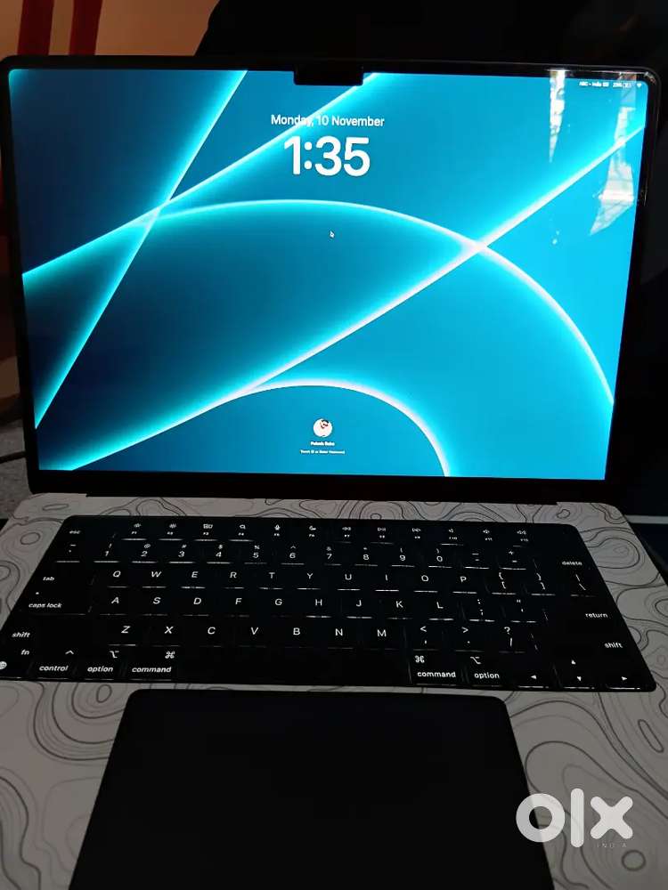 Apply macbook m2 air 512gb. 8gb.15in