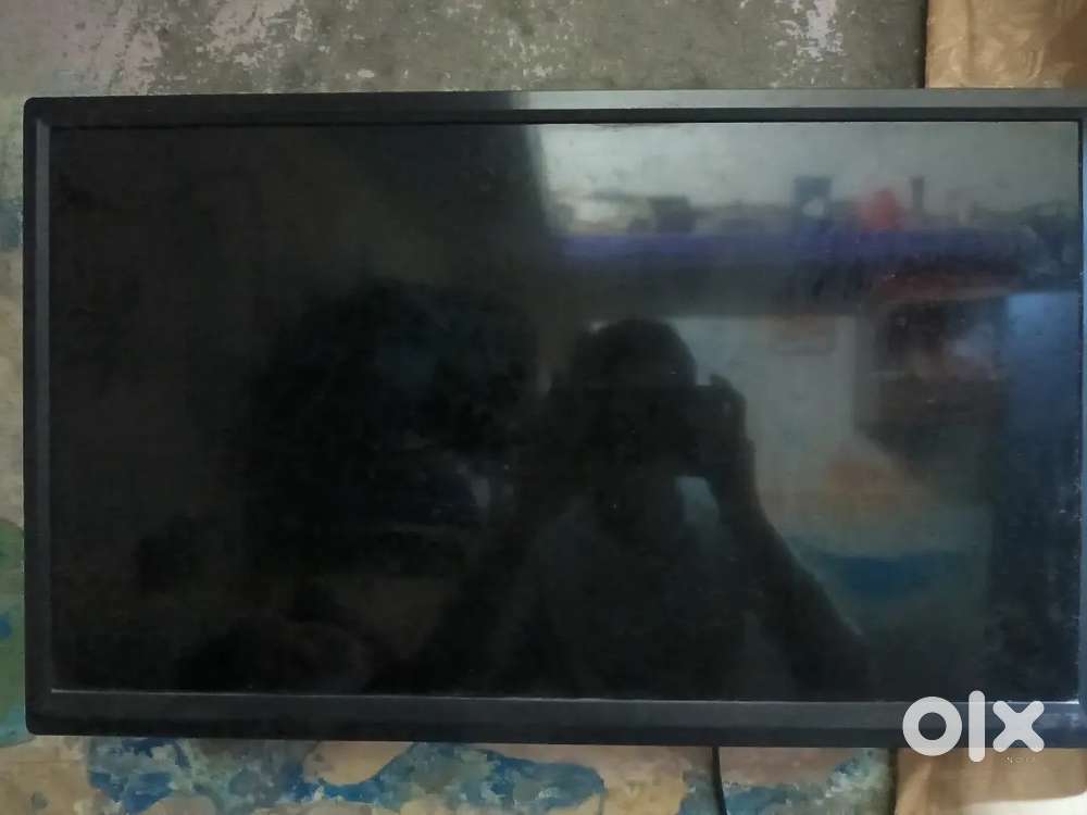 Non smart LED tv 22inc it's remote and wires ,adaptor, HDMI cable also