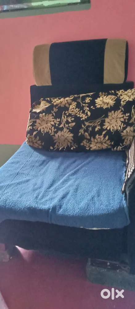 A very beautiful sofa. Including one seat, two seats, and a sleeper