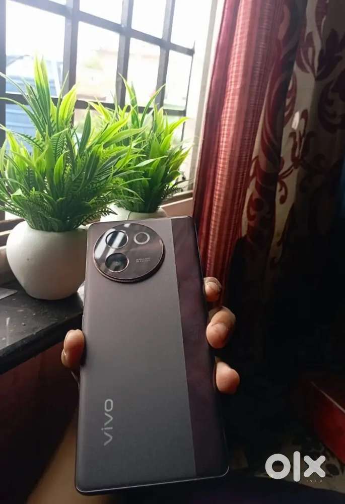 V30e (Velvet Red, 256 GB) (8 GB RAM)
