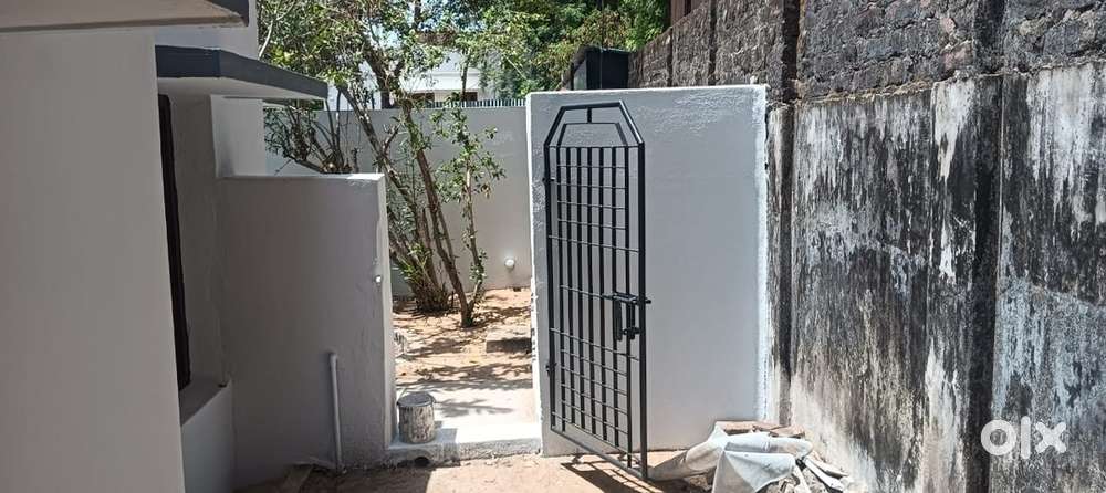 Indial house with 3 bed room with car park  adjacent syed Ammal school