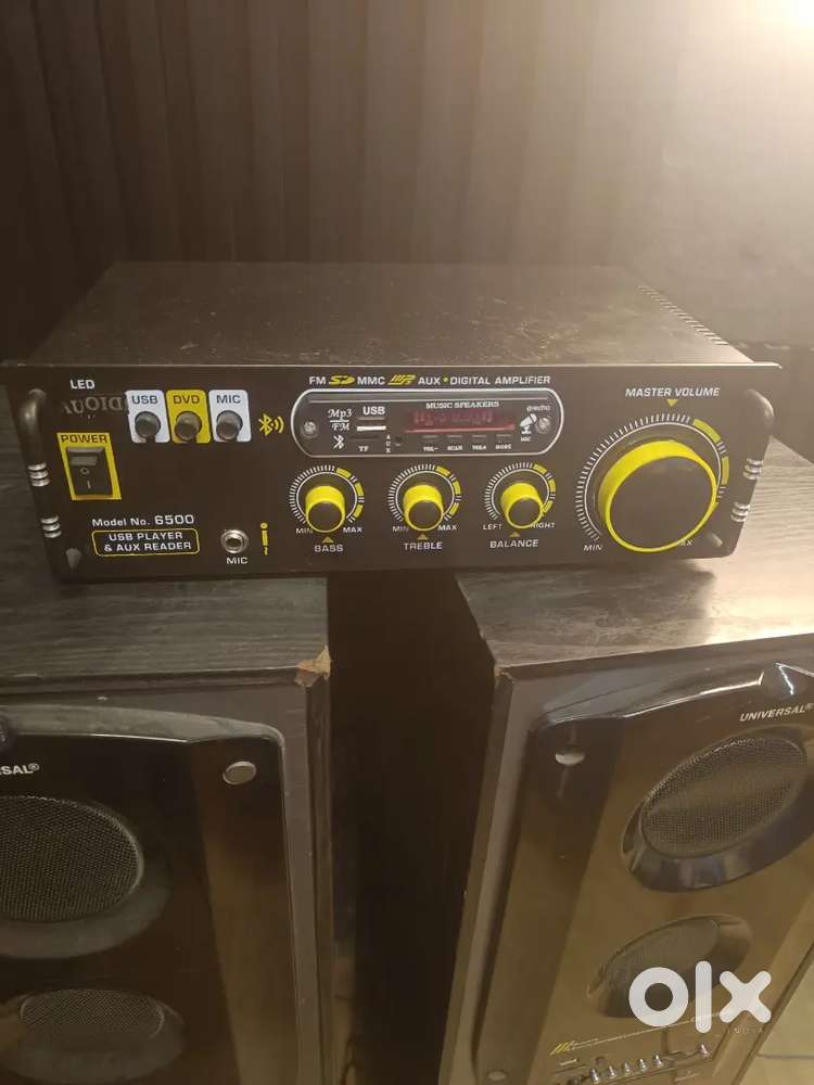 Speaker towers with amplifier