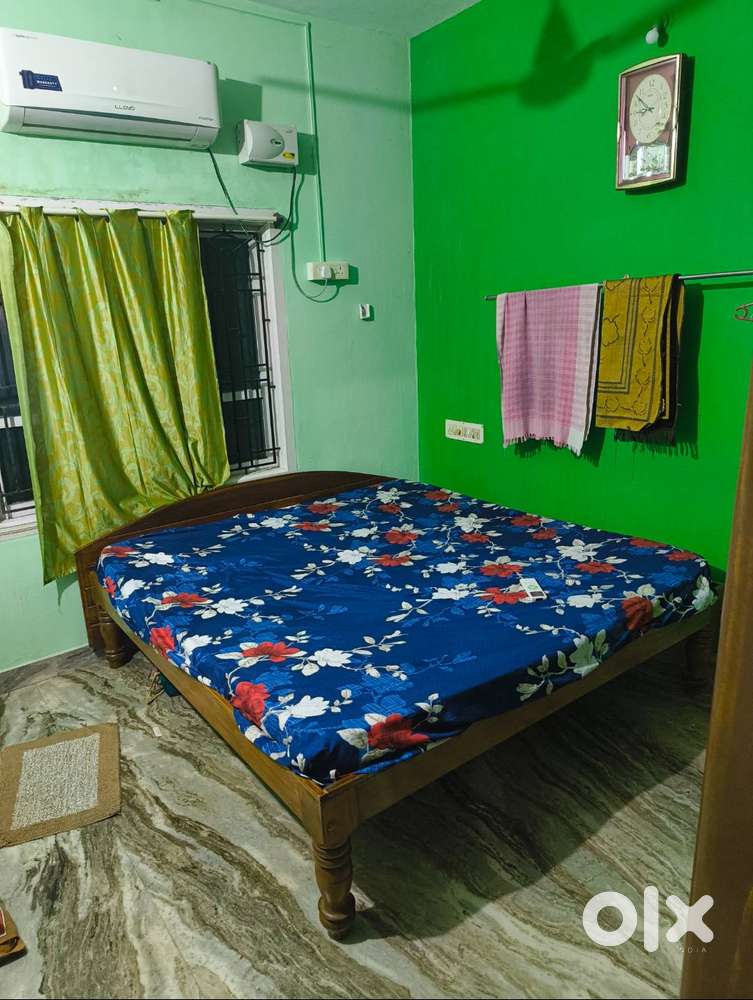King size bed with good wood and cusion