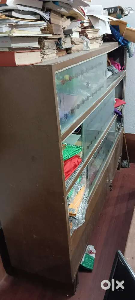 Showcase with locker