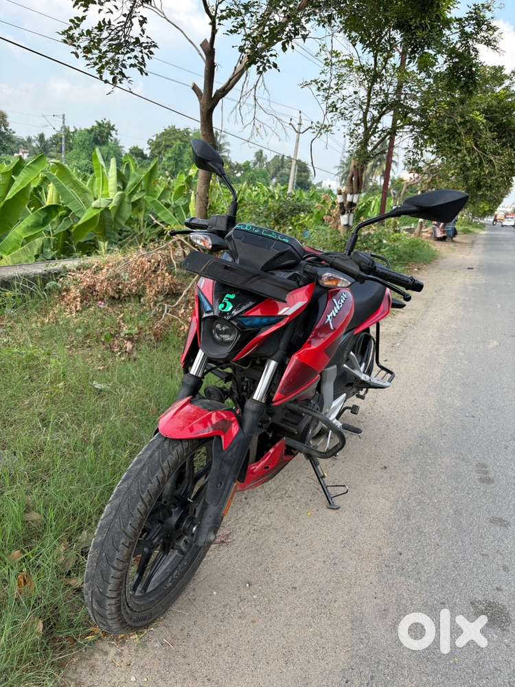 Brand new pulsar N160 8months used only