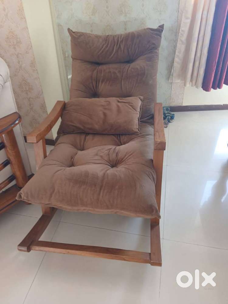 Elegant Wooden Floor Chair with Soft Cushion – Perfect for Meditation