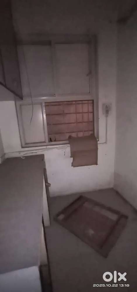 ग्वालियर शिंदे की छावनी स्थित  शान शौकत के पास फर्निश्ड ऑफिस बेचना है