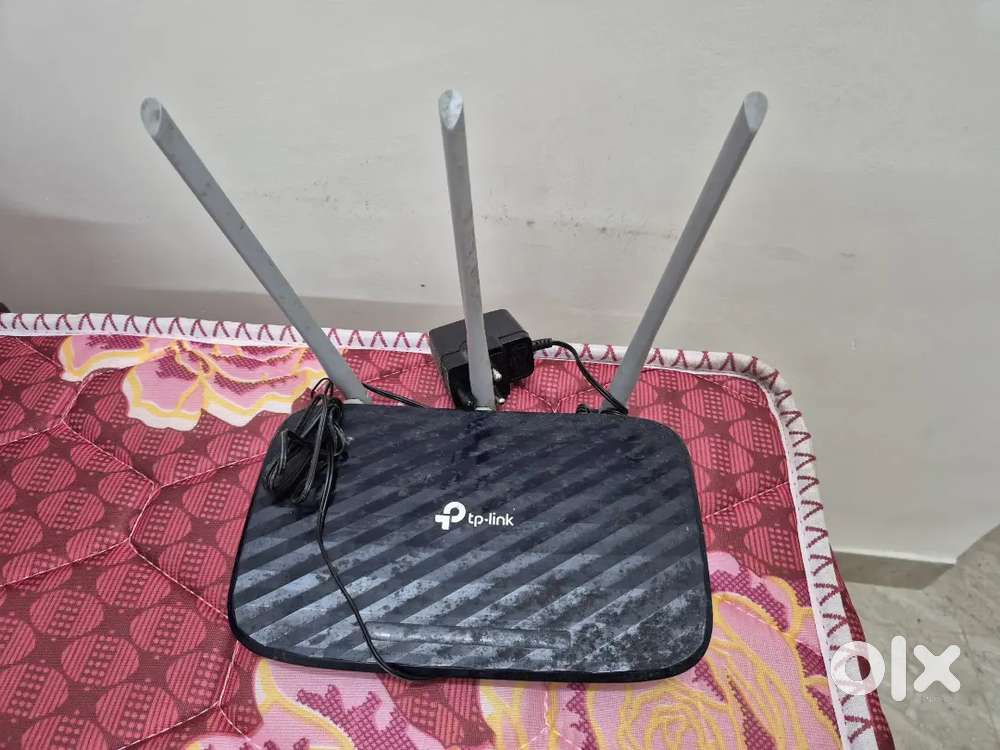 Wifi router TP- linked archer C60 with three antennas