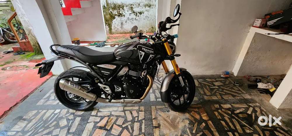 Single owner,fancy number, showroom condition, low km