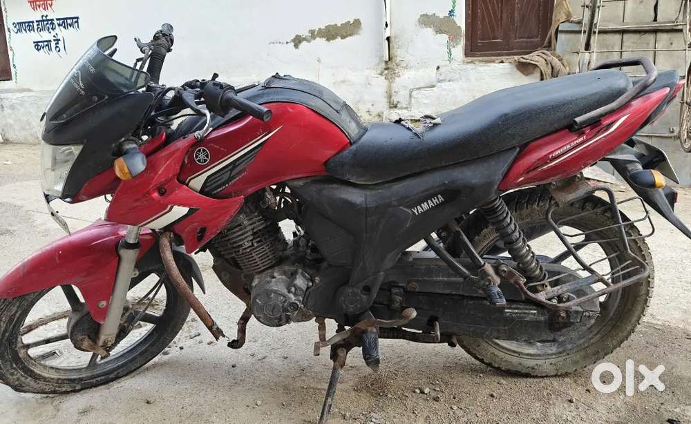 Yamaha sports looking bike with good soccer