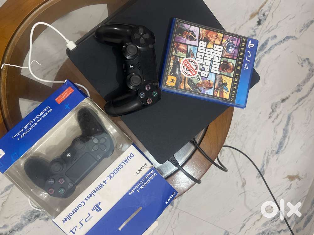 PS4 console WITH 2 controllers