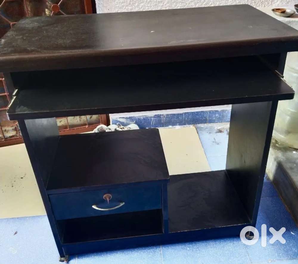 Computer table