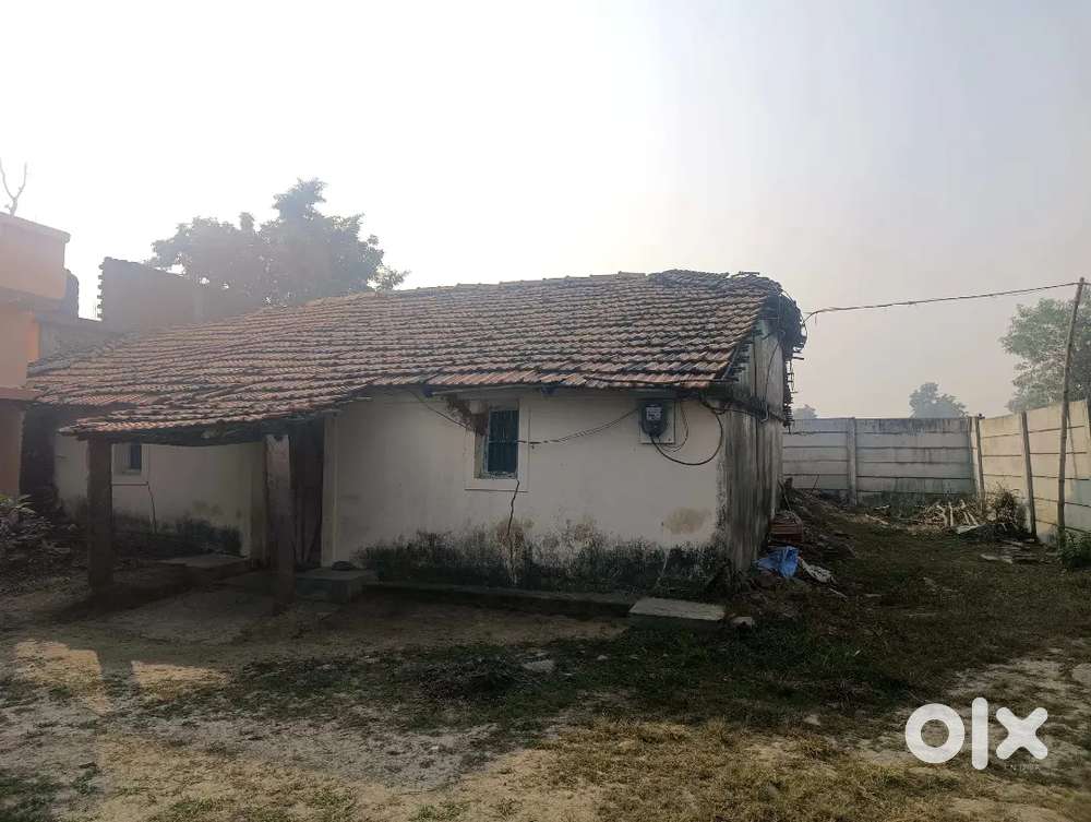 Airport se 1km, railway se 3 km aur main road se 50m andr 1600sf h