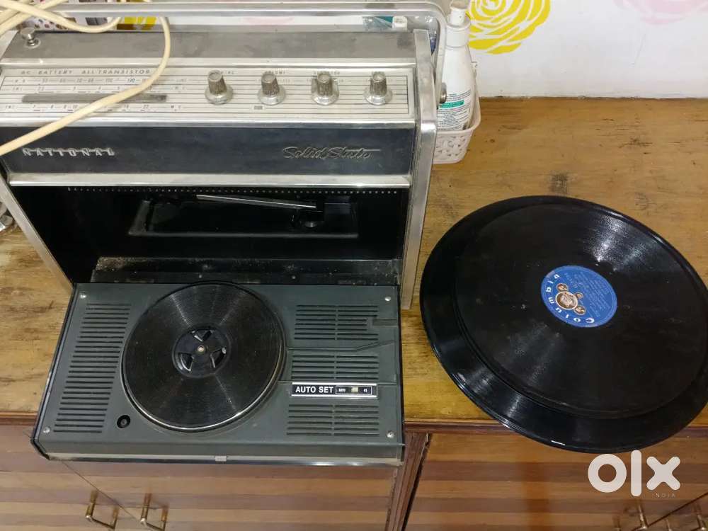 Vintage National solid state record player/Radio