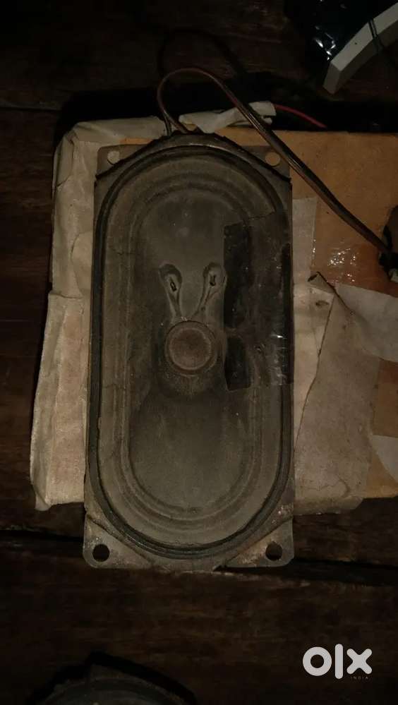 Ek speaker acchi condition mein.