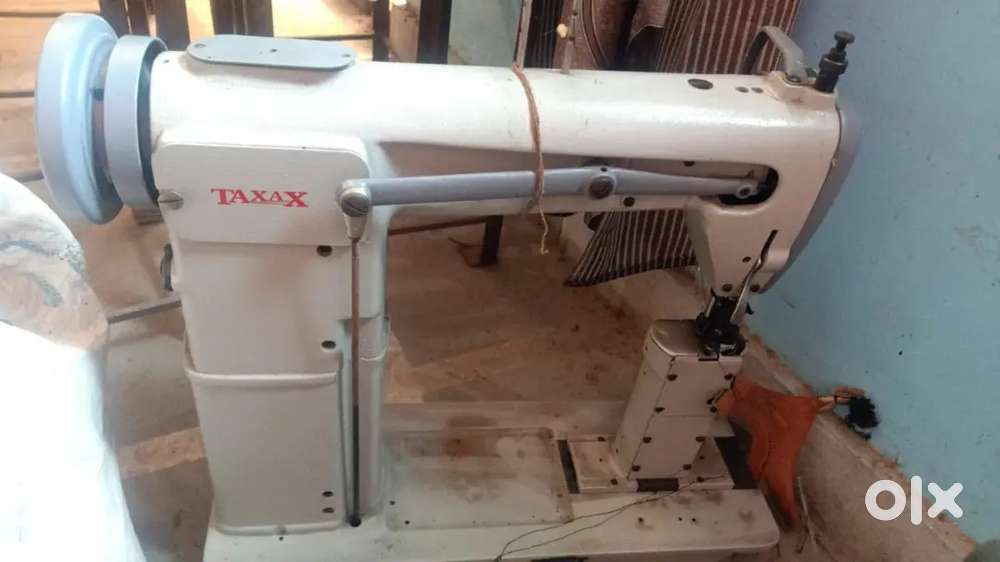 Shoe stitching machines with motor and table setup