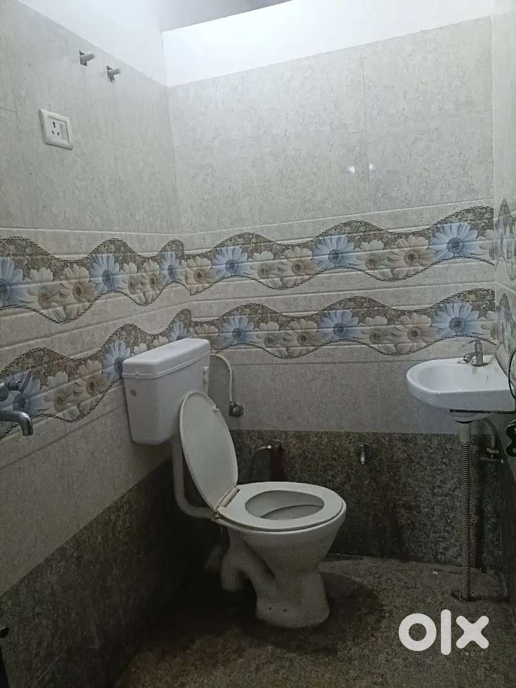 Room rent pr hai  kisi ko lena hai aaj hi contect kre