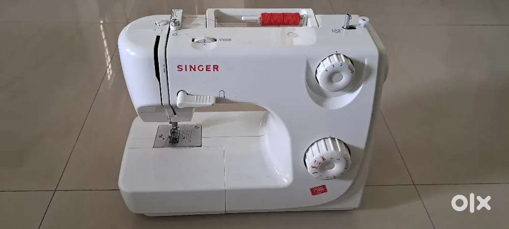 Singer 8280 Sewing Machine – Excellent Condition with Box