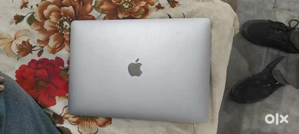 APPLE MAC BOOK LAPTOP AND ONE LAPTOP BEG
