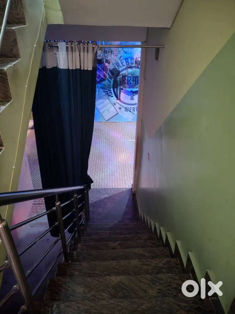 Basement me hai kiraye ke liye sampark karein