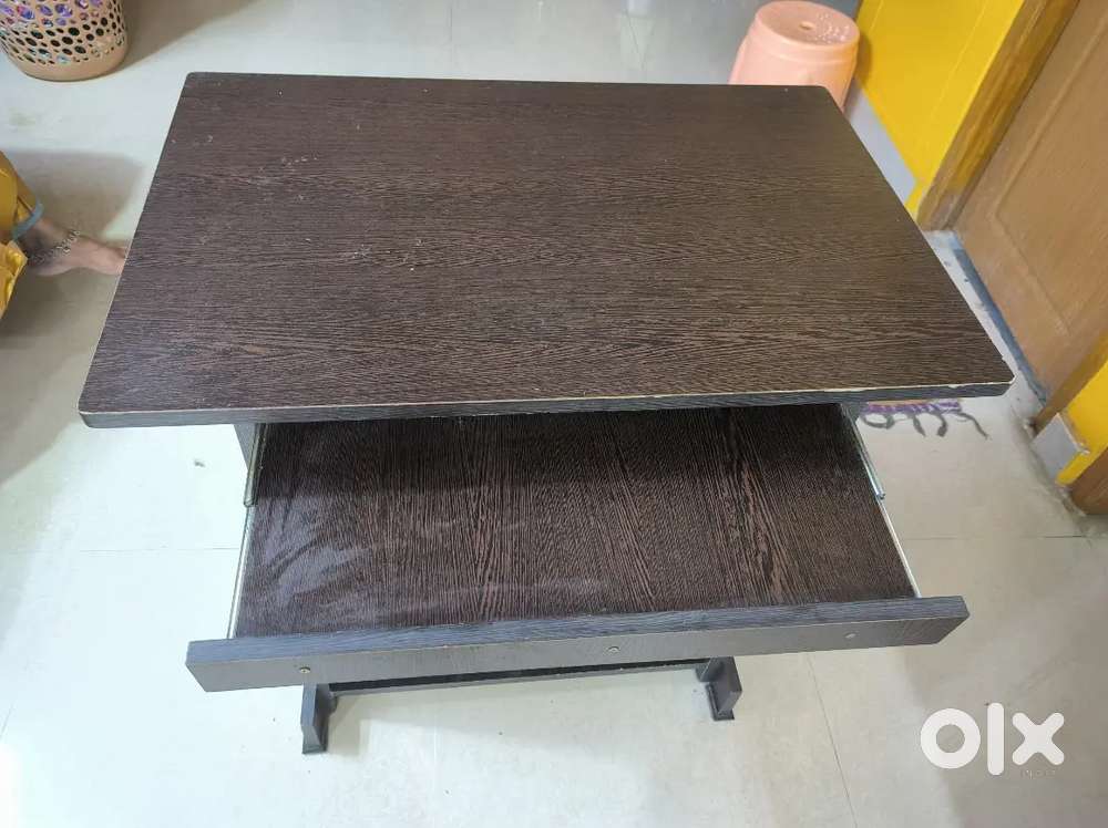 Computer table