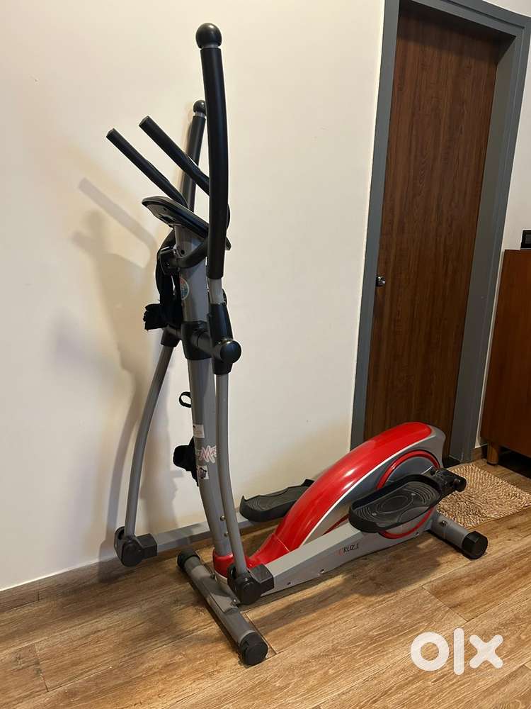 Elliptical cross trainer