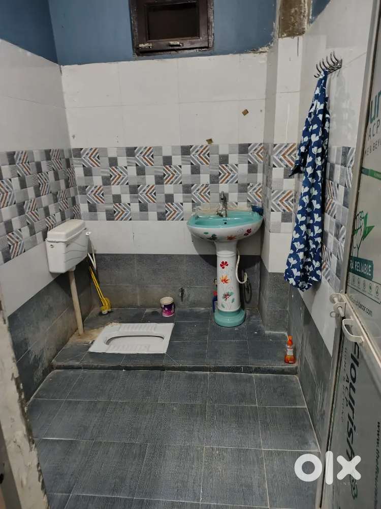 1 room set girls or family near matiyari choraha chinhat lucknow.