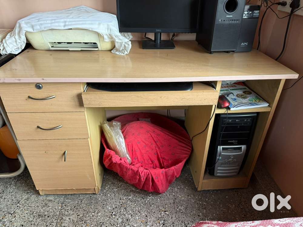 Computer table in good condition