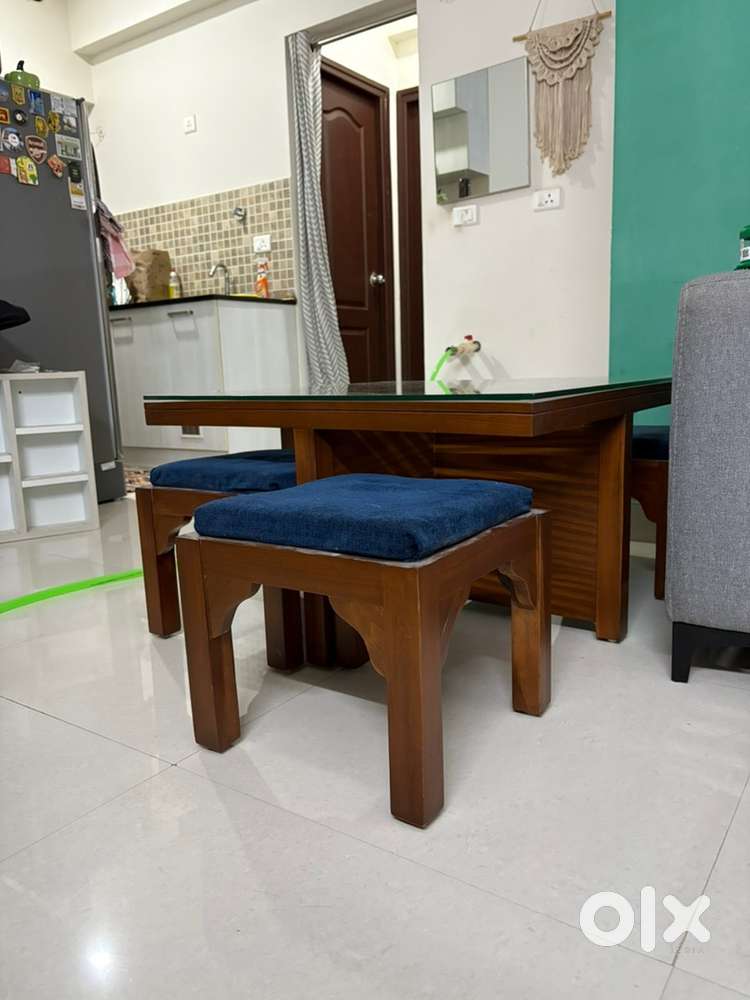 Centre / Coffee table with 4 stools