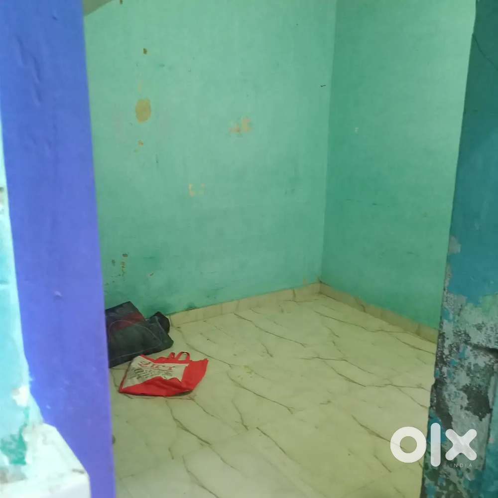 Do room Khali hai ek bathroom hai