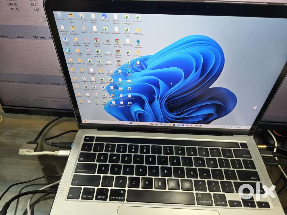 MacBook pro i7 2020 - 16gb/512gb running both mac and windows 11