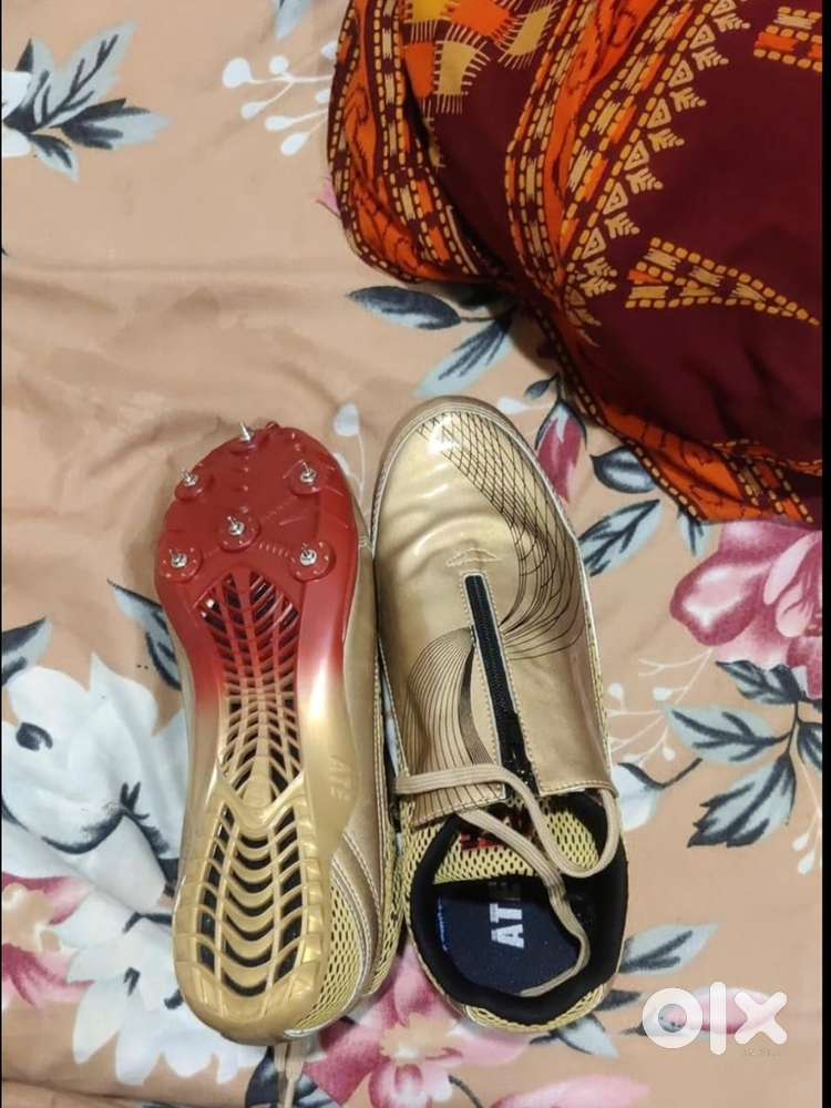 Football shoes ate sprint gold