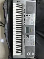Yamaha PSR I 425