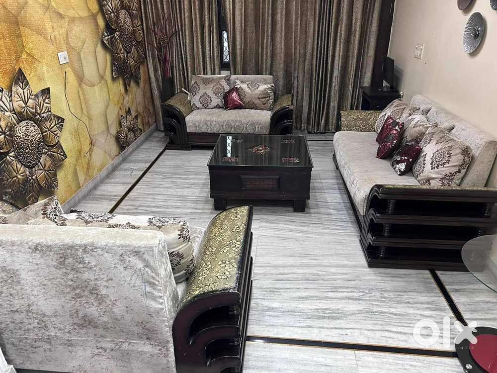 7 seater sofa and center table