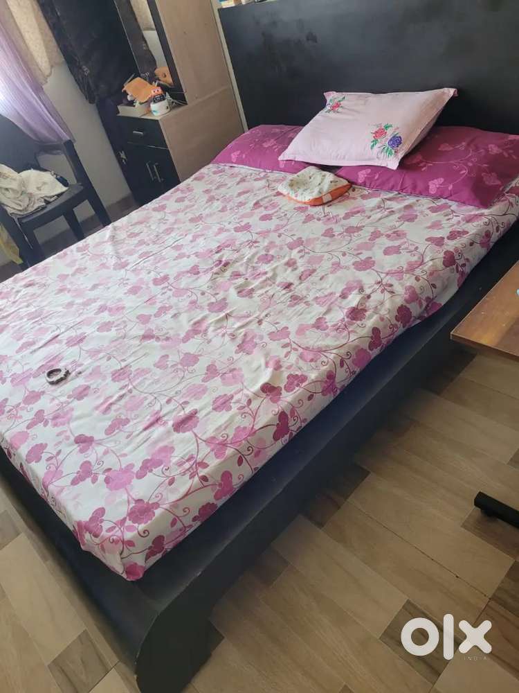 2 queen size Beds and 3+1+1 teak sofa for sell