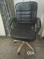 Selling Office Chair Urgently at 5000 rupees.