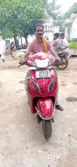 एक हाँथ की चली हुई scooty