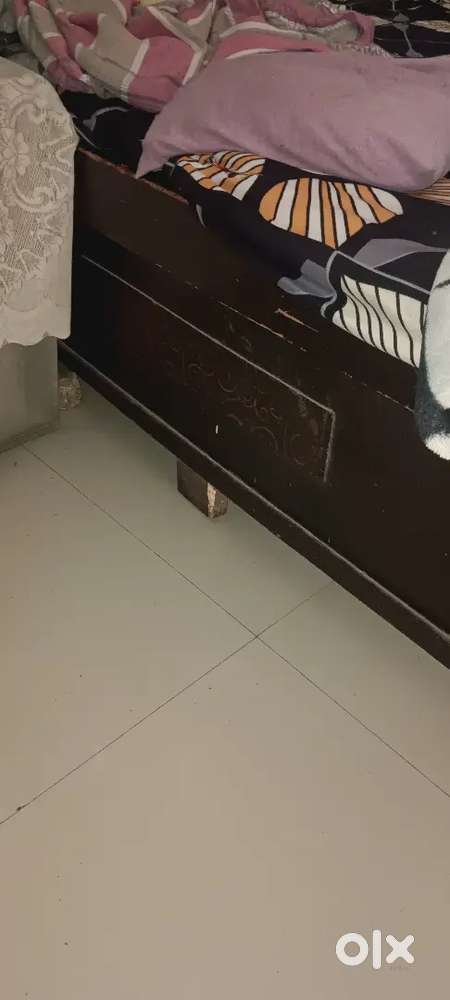 Double bed palang hai 20000 ka liya tha 7000 me bikau hai