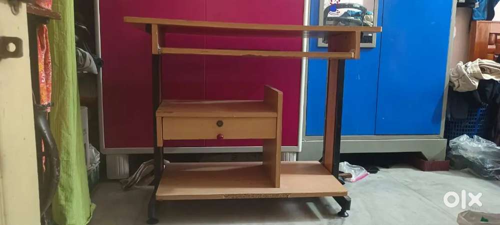 Computer table