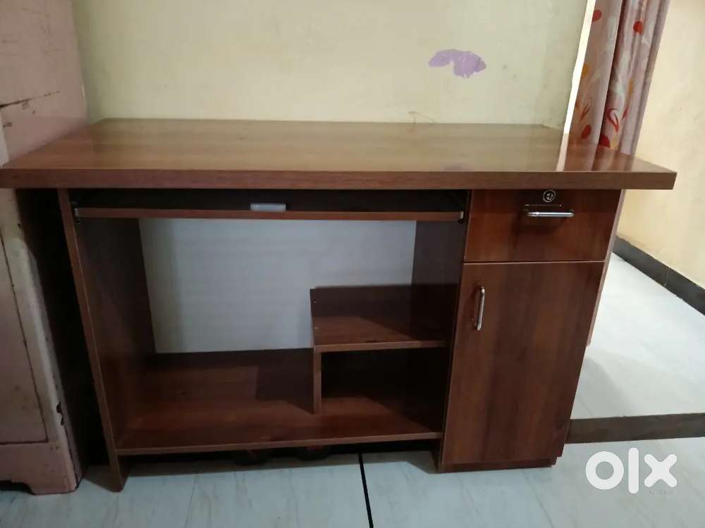 Computer table